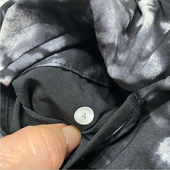 Lululemon Cuffed Shorts Women Size 4 - Picture 10 of 10